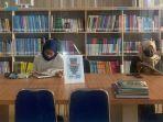 Dua-orang-mahasiswa-sedang-membaca-di-Perpustakaan-Umum1111.jpg