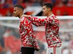 Dua-pemain-Manchester-United-Cristiano-Ronaldo-dan-Mason-Greenwood-saling.jpg