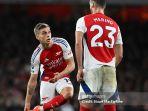 Dua-pemain-jangkar-Arsenal-Leandro-Trossard-Mikel-Merino-sedang-diskusi-di-tengah-lapangan.jpg