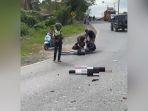 Dua-perempuan-muda-pengendara-roda-dua-terkapar-di-jalan-aspal-di-Tikungan-92-Kintap.jpg