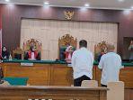 Dua-terdakwa-berdiri-menerima-putusan-penjara-seumur-hidup-di-PN-Marabahan.jpg