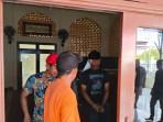 EK-Kepala-Sekolah-SMA-N-1-Sampolawa-Ajis-saat.jpg