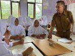 Edy-Rakhmadi-guru-sekaligus-kepala-sekolah-SMAN-1-Pamukan-Utara1.jpg