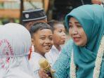 Emina-Fujianti-Wartono-saat-mengajukan-pertanyaan-seputar-ikan.jpg