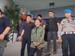 Epy-Kusnandar-dibawa-Polisi-dari-Polres-Metro-Jakarta-Barat.jpg