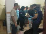 Evakuasi-jasad-AR-52-di-dalam-rumahnya-di-3-Kelurahan-Palam-Kecamatan.jpg