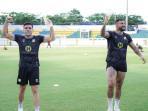 Fabiano-Renan-angkat-tangan-saat-latihan.jpg