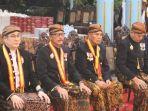 Faisol-Ali-dua-dari-kiri-mendapatkan-gelar-kehormatan-Kanjeng-Raden-Tumenggung.jpg