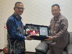 Faisol-Ali-kiri-saat-bertemu-dengan-Kepala-Kejati-Kalsel-Dr-Mukri.jpg