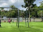 Fasilitas-ayunan-besi-yang-rusak-dan-orang-dewasa-ikut-bermain-di-area-bermain-anak-Taman-Kamboja.jpg