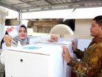 Fatma-Idiana-saat-menyalurkan-hak-pilihnya-di-TPS-1-hilir-muara.jpg