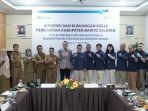 Foto-bersama-rombongan-rombongan-Pemkab-Barsel-dan-pln.jpg