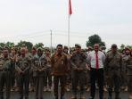 Foto-bersama-usai-penyerahan-mobil-operasional-Satpol-PP-Balangan.jpg