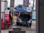 Foto-tersebar-di-media-sosial-memperlihatkan-warga-borong-pertamax-pakai-Jeriken-di-mobil.jpg
