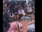 GILANT-Gilang-Kurniawan-tampak-lemas-saat-menghadiri-pemakaman-istrinya-1.jpg