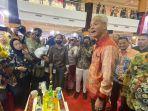 Ganjar-Pranowo-saat-berkeliling-melihat-produk-UKM-Dekranasda-Jateng-Expo-2023.jpg