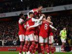 Gelandang-Arsenal-Martin-Odegaard-dikerumuni-oleh-rekan-setimnya.jpg