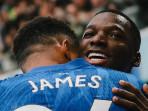Gelandang-Chelsea-Moises-Caicedo-dipeluk-Reece-James-setelah-mencetak-gol-ke-gawang-Liverpool.jpg