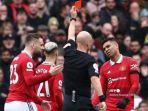 Gelandang-Manchester-United-Casemiro-kanan-bereaksi-setelah-mendapat-kartu-merah.jpg