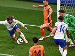 Gelandang-Prancis-07-Antoine-Griezmann-Kiri-mencoba-menembak-bola.jpg