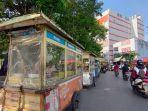 Gerobak-Pedagang-kaki-lima-PKL-berjejer-di-kawasan-Taman-Kamboja.jpg