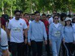Gibran-Rakabuming-Raka-bersama-istri-mengikuti-jalan-sehat-Batulicin-Festival-Batfest-2023.jpg