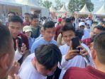 Gibran-Rakabuming-Raka-saat-di-ajak-masyarakat-berfoto-saat-jalan-santai-Batfest-2023.jpg
