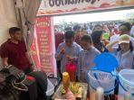 Gibran-saat-mencoba-mencicipi-pentol-ikan-di-Angkringan-Komando-UMKM-Batfest-2023.jpg
