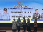 Gubernur-Kalsel-Muhidin-memberikan-cinderamata-kepada-Rina-Virawati.jpg