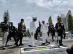Gubernur-Kalsel-dan-jajaran-Forkopimda-melakukan-ziarah-ke-Taman-Makam-Pahlawan-Bumi.jpg