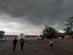 Gumpalan-awan-hitam-di-langit-Kota-Banjarbaru.jpg