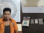 H-alias-Lis-Boneng-26-Tersangka-dan-barang-bukti-sabu-yang-diamankan-Polres-HSU.jpg