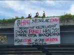 HMI-Banjarmasin-membentangkan-spanduk-di-Fly-Over.jpg