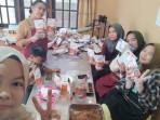 Hairiah-depan-kiri-sosok-yang-berperan-besar-pada-pengembangan-olahan-Ikan-Selangat.jpg