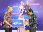 Head-Sustainability-Internal-Communication-XL-Axiata-Yudha-Perdana-kiri-serahkan-tablet.jpg