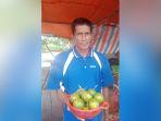 Hernadi-dan-jeruk-hasil-kebunnya-di-Desa-Sungai-Pantai-Kabupaten-Barito-Kuala-Batola.jpg