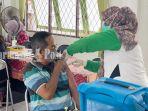 ILUSTRASI-Tenaga-kesehatan-puskesmas-di-Kota-Banjarmasin-vaksinasi-Covid-19.jpg