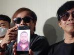 Ian-Kasela-dan-Moldy-personel-band-Radja-saat-menunjukkan-foto-pelaku-tindak-ancaman-pembunuhan.jpg