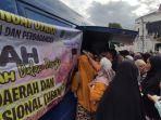 Ibu-ibu-serbu-pasar-murah-jelang-Ramadan-yang-dilaksanakan-Diskuperindag-Kabupaten-HSU.jpg