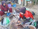 Ibu-ibu-yang-menawarkan-Jasa-membersihkan-ikan.jpg