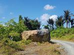 Inilah-penampakan-batu-raksasa-di-ruas-jalan-poros-Desa-Guntungbesar-Kecamatan-Pelaihari.jpg