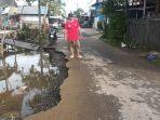 Jalan-Amblas-Terkikis-Jalan-rusak-akibat-terkena-pasang-sungai.jpg