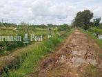 Jalan-Usaha-Tani-yang-kondisinya-buruk-di-Desa-Kolam-Kiri-Dalam-Kabupaten-Barito-Kuala-Batola.jpg