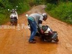 Jalan-masuk-menuju-Teluk-Tamiang-licin-mengakibatkan-banyak-pengendara-terjatuh12.jpg