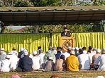 Jamaah-warga-muhammadyah-mendengarkan-khutbah-Idul-Adha-di-Halaman-Kantor-Sekdaprov.jpg