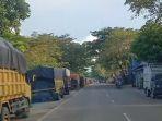 Jejeran-truk-diduga-bermuatan-batubara-saat-parkir-di-bahu-jalan-kiri-dan-kanan-Jalan-Tol-Barabai.jpg