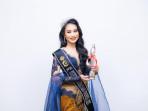 Jela-Pediyani-membawa-tropi-Runner-Up-3-Puteri-Kebudayaan-Indonesia-2025.jpg