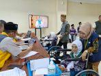 Jemaah-Haji-Lansia-mendapat-pelayanan-dari-petugas-Kemenag-HSU.jpg