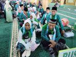 Jemaah-calon-haji-HST-beristirahat-di-Masjid-agung-riyadus-Sholihin2.jpg