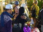 Jemaah-calon-haji-kloter-13-disambut-keluarga-masing-masing-saat-tiba-di-halaman-Pendopo-Bupati-HSS.jpg
